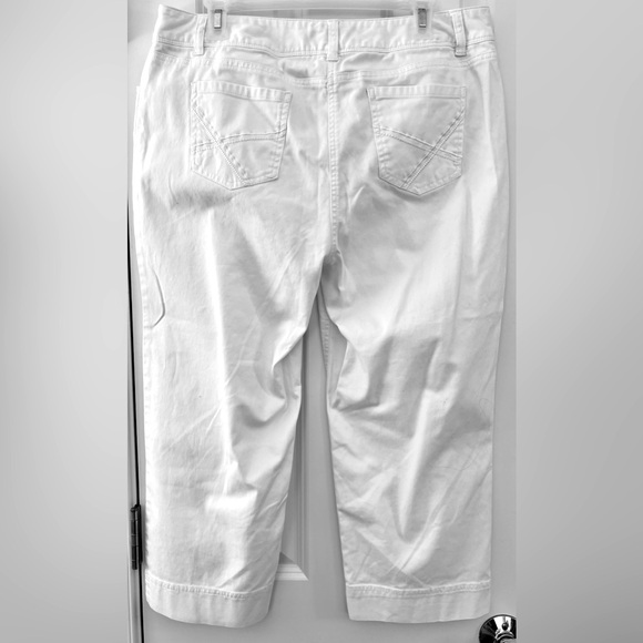 Charter Club Classic Fit Cropped Pants capris white embroidered pockets NWT 14 - Picture 3 of 6